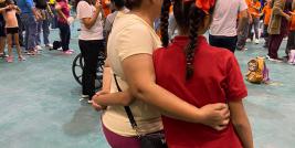 Un total de 300 estudiantes acompañados de madres y padres de familia, docentes y directivos de siete Centros de Atención Múltiple (CAM), participaron en el Taller de Ritmoterapia efectuado en el gimnasio del Colegio de Bachilleres en el Parque Central de Ciudad Juárez.