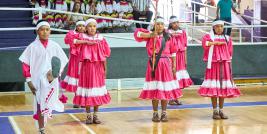 Alumnas de la escuela Leona Vicario, de Creel, obtuvieron el triunfo en el Concurso de Bandera Nacional, el cual se llevó a cabo en el gimnasio Rodrigo M. Quevedo con la participación de 85 estudiantes provenientes de Guachochi, Bocoyna, San Rafael, Tomochi, Batopilas y Turuachi.