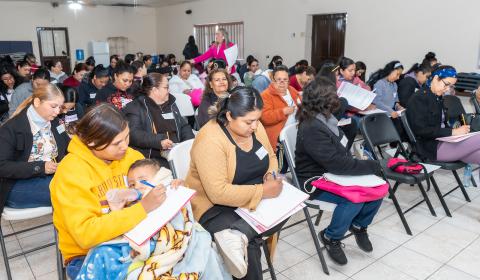 Con el objetivo de reafirmar el apoyo a madres de hijas e hijos con alguna discapacidad o trastorno, Servicios Educativos del Estado de Chihuahua (SEECH), a través de la Unidad de Servicios de Apoyo a la Educación Regular (USAER) 78, gestionó talleres para que ellas puedan generar ingresos extras.