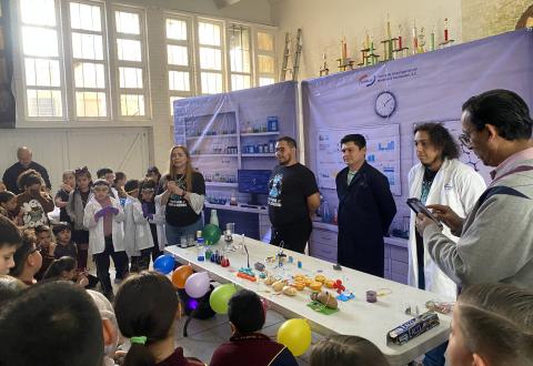 Con el objetivo de incentivar la curiosidad de las y los estudiantes por aprender a través de una manera didáctica, se llevó a cabo la Jornada de la Ciencia en la Primaria Eloy S. Vallina en coordinación con el Centro de Investigación en Materiales Avanzados (CIMAV).