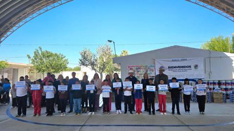La Secretaría de Educación y Deporte (SEyD), a través de Servicios Educativos del Estado de Chihuahua (SEECH), entregó a 23 escuelas de educación básica de Casas Grandes y Nuevo Casas Grandes, material para el mantenimiento y preservación de sus instalaciones, así como paquetes escolares.