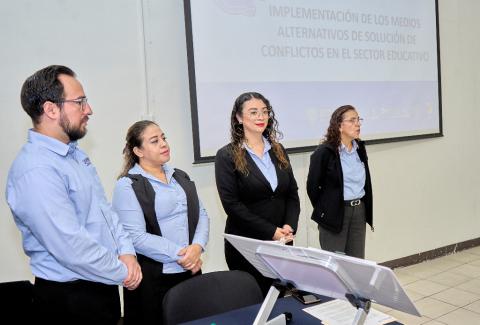 La Secretaría de Educación y Deporte, a través de Servicios Educativos del Estado de Chihuahua (Seech) en coordinación con la Sección 8 del SNTE, llevo a cabo una serie de talleres sobre los Mecanismos Alternativos de Solución de Controversias (MASC) a más de 229 figuras educativas en la capital del estado y Ciudad Juárez.