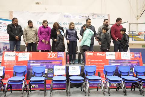 Gracias a la alianza estratégica denominada “Juntos por la Educación”, se entregó equipamiento escolar por un monto superior a los 4 millones de pesos, en beneficio de 14 mil 350 alumnos de 79 escuelas de la región centro-sur del estado.