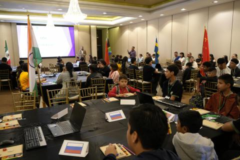 Con la participación de 100 estudiantes con Aptitudes Sobresalientes (AS) atendidos por las Unidades de Servicios de Apoyo a la Educación Regular (USAER) de Ciudad Juárez, se realizó la actividad denominada “ONU, Temas de Migración”, donde se abordaron los fenómenos migratorios internacionales.