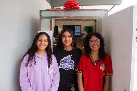 Estudiantes de la Secundaria Federal No.5, de la colonia Lourdes en la ciudad de Chihuahua, interesadas en la salud socioemocional de la comunidad escolar desarrollaron el proyecto denominado Cápsula de Respiración y Desahogo de Emociones (Caredem).