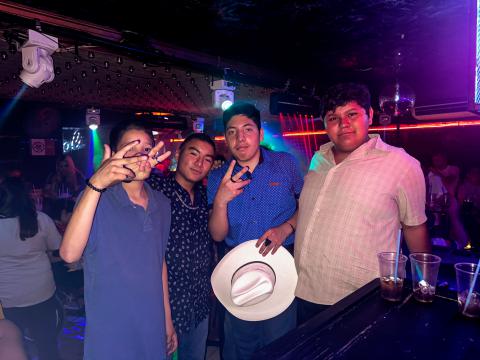 Para celebrar el Día de Estudiante, las y los jóvenes de los Centros de Atención Múltiple (CAM) Chihuahua, pertenecientes al nivel Secundaria y de la modalidad Laboral, tuvieron una tarde de baile al estilo disco.