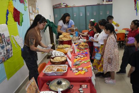 Con la participación de 450 alumnas y alumnos de la Escuela Primaria Federico de la Vega en Ciudad Juárez, se realizó la Tercera Muestra Gastronómica “Sabor a México”, organizada por directivos, docentes, madres y padres de familia.