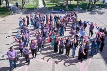 Como parte de la celebración del Día Internacional de la Lengua Materna, Servicios Educativos del Estado de Chihuahua (SEECH), a través de la Dirección de Atención a la Diversidad y Acciones Transversales y el Departamento de Educación Indígena, Migrante y Menonita, realizaron una jornada académica y cultural orientada a resaltar la importancia de preservar los idiomas originarios.