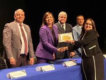 En el marco de la celebración del Día del Maestro, la Secretaría de Educación y Deporte (SEyD) entregó reconocimientos y estímulos económicos a docentes del subsistema federalizado en la Zona Norte, que han prestado sus servicios al magisterio durante 30 y 40 años.