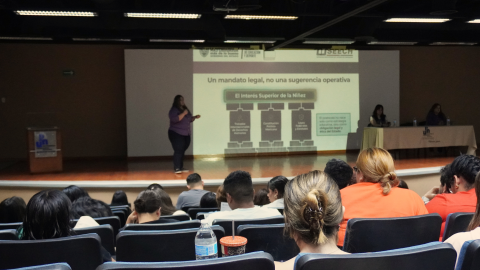 Servicios Educativos del Estado de Chihuahua (SEECH), en coordinación con el Sistema Estatal de Protección Integral de Niñas, Niños y Adolescentes (Sipinna), impartieron una capacitación a estudiantes y personal de la Universidad Pedagógica Nacional del Estado de Chihuahua (UPNECH), con el propósito de fortalecer los mecanismos de prevención y atención a la violencia en las aulas.