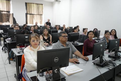 Más de 300 docentes de las escuelas primarias que integran el Sector No.13 en Ciudad Juárez, participaron en un taller de capacitación especializada en Inteligencia Artificial (IA), que se llevó a cabo en las instalaciones de la Universidad Tecnológica de Ciudad Juárez (UTCJ).